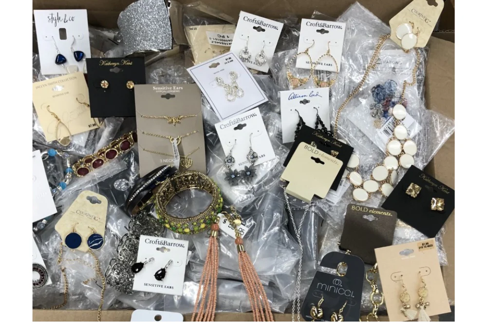 50/100 Pcs Treasure Trove of All Brand Name Jewelry - Image 3